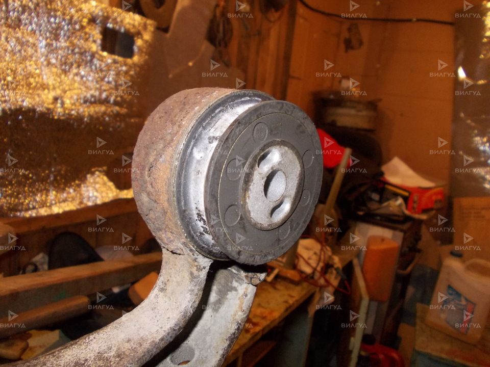 Замена сайлентблоков продольных рычагов Honda Element Замена сайлентблоков продольных рычагов Honda Element