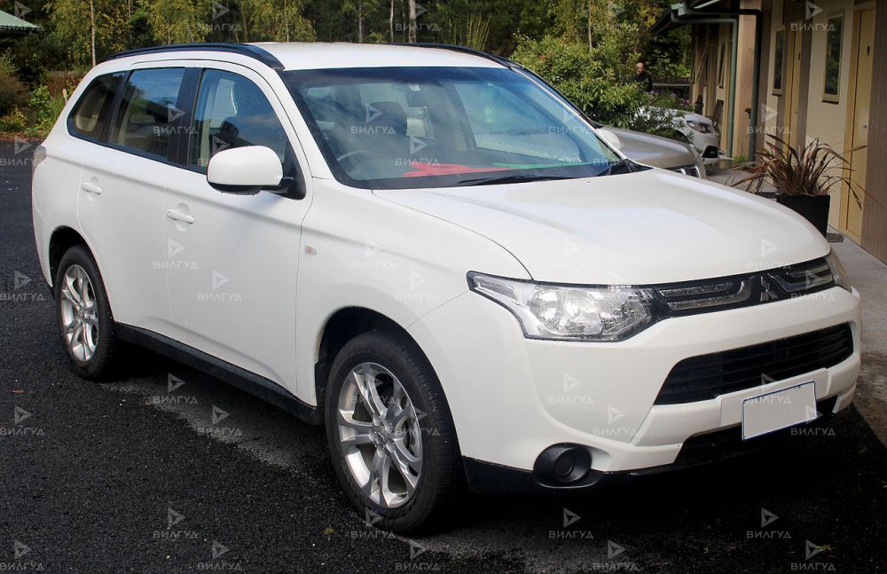 Замена ламп ближнего света Mitsubishi Outlander