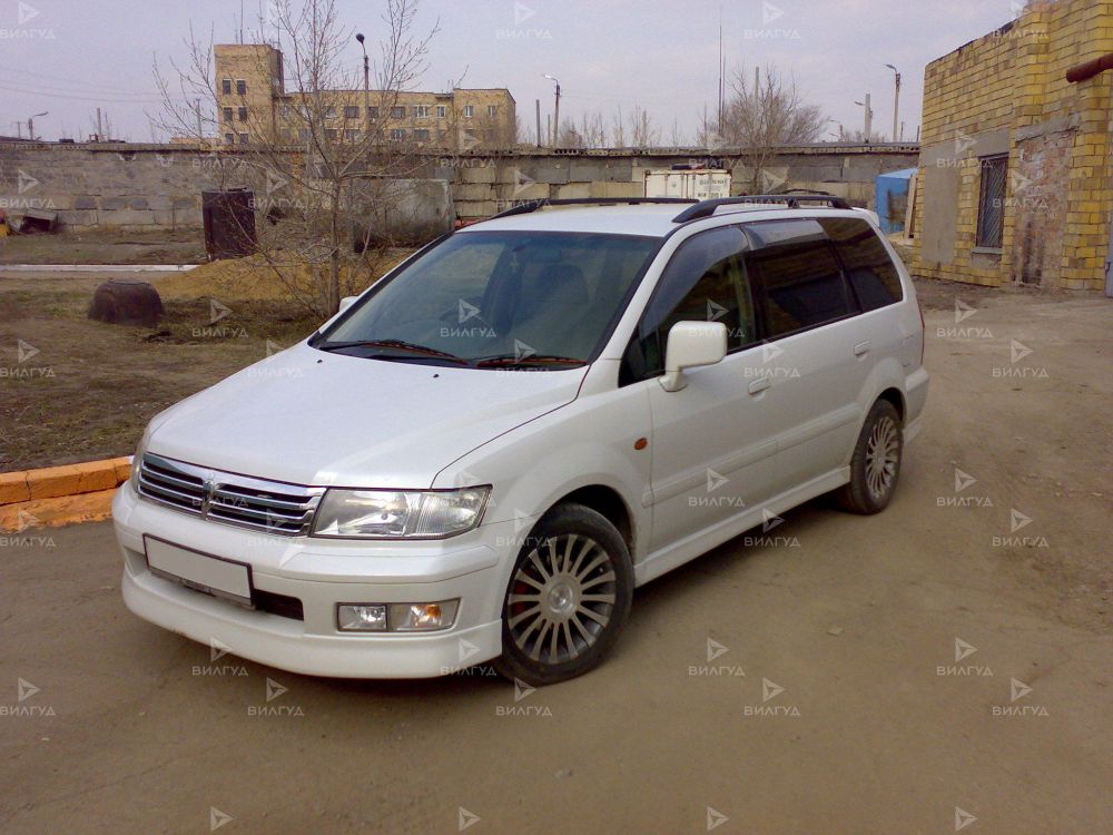 Замена лампы стоп сигнала Mitsubishi Chariot